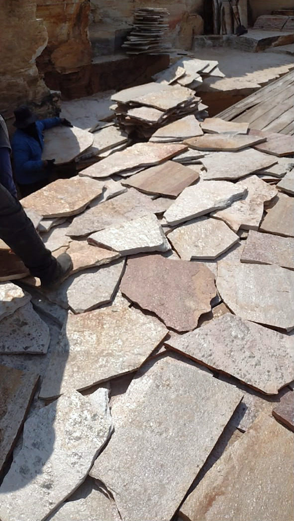 Laje Corte Manual Multicor — pedra natural do acervo da Pedras Damaceno