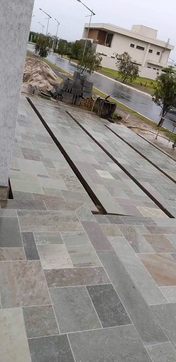 Laje Serrada Tipo Mosaico — pedra natural do acervo da Pedras Damaceno