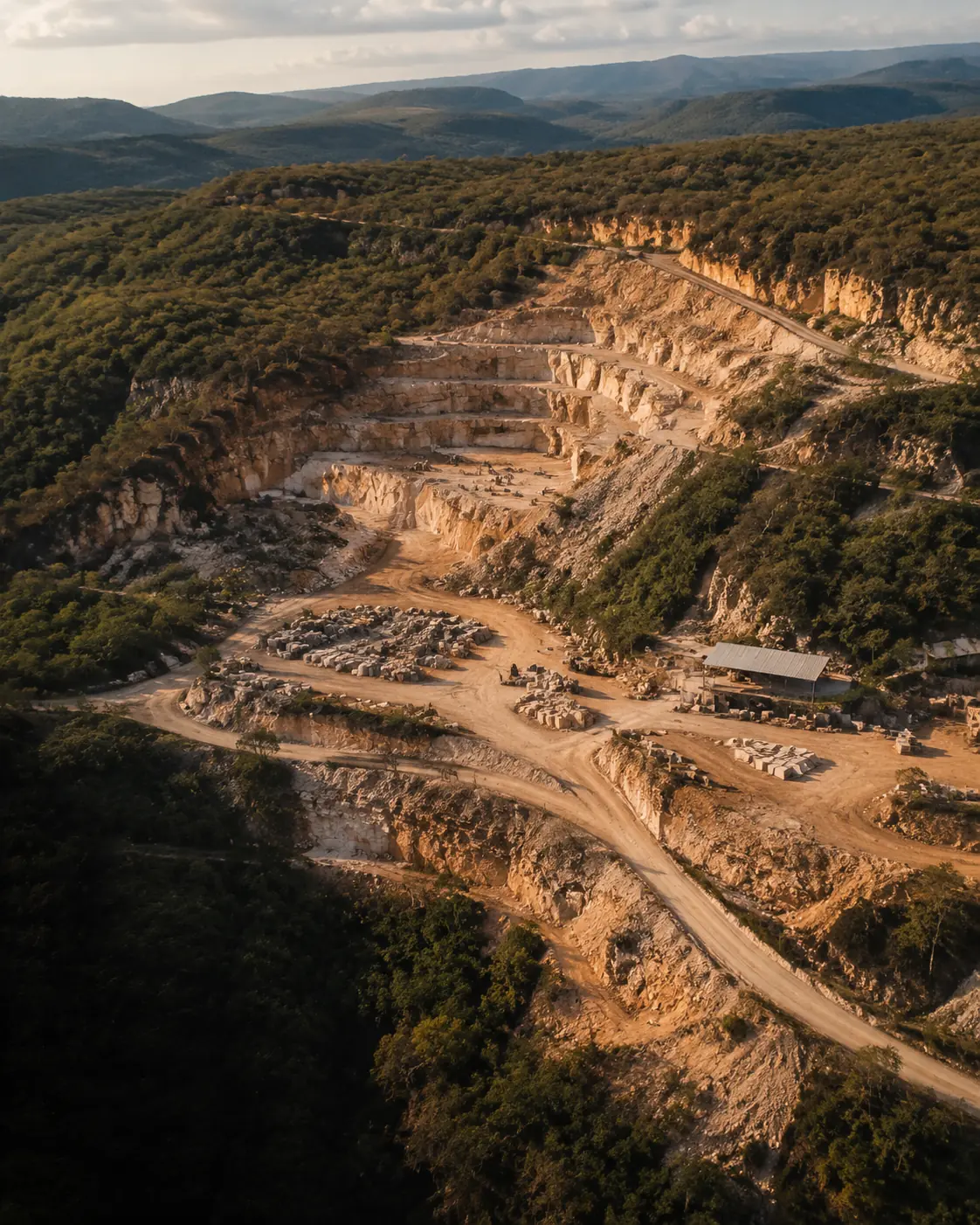 Vista aérea de área de extração de pedras naturais em Goiás